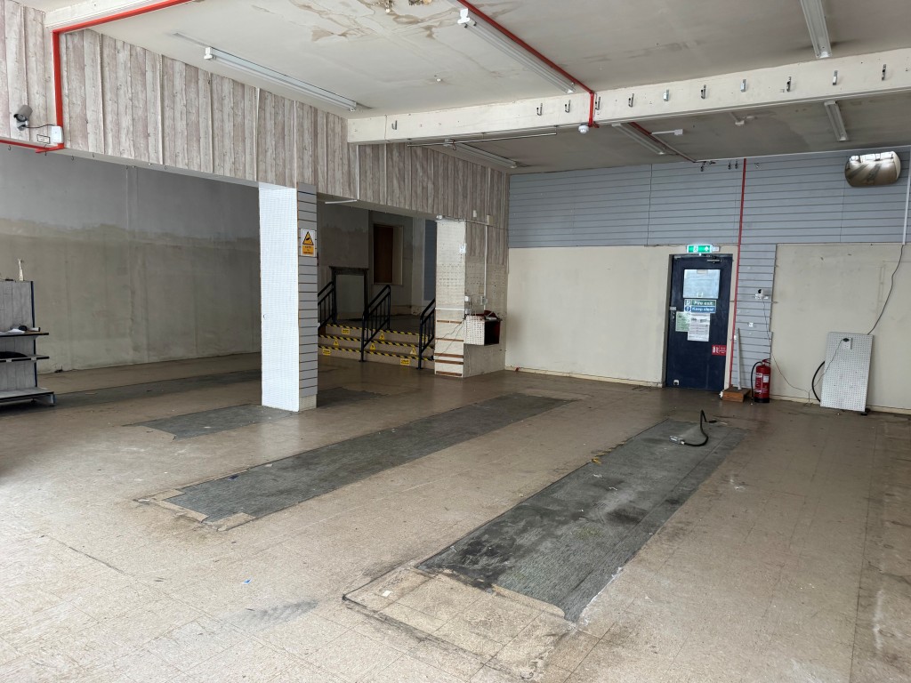 Lot: 28 - LANDMARK FREEHOLD COMMERCIAL BUILDING OVER FOUR FLOORS WITH REAR VEHICULAR ACCESS - Customer trading area